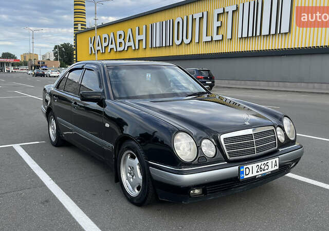 Черный Мерседес Е-Класс, объемом двигателя 2 л и пробегом 300 тыс. км за 4700 $, фото 1 на Automoto.ua