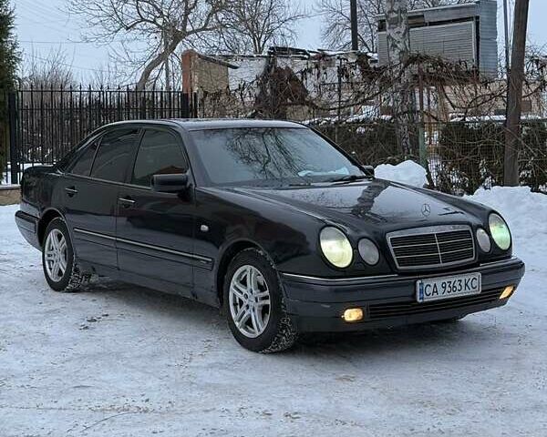 Черный Мерседес Е-Класс, объемом двигателя 3.2 л и пробегом 350 тыс. км за 3500 $, фото 1 на Automoto.ua