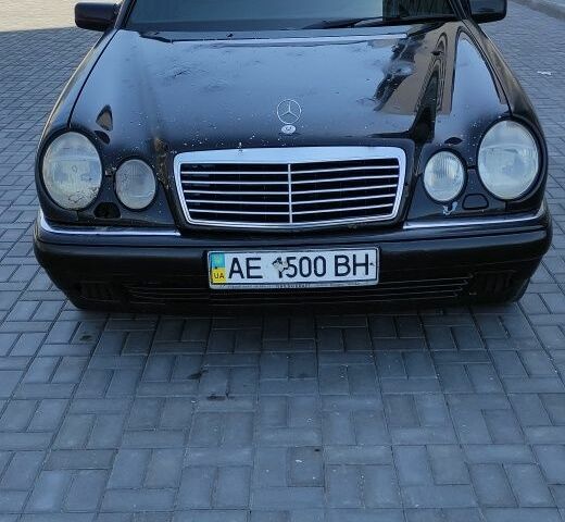 Чорний Мерседес Е-Клас, об'ємом двигуна 4 л та пробігом 250 тис. км за 1899 $, фото 1 на Automoto.ua