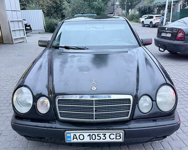 Чорний Мерседес Е-Клас, об'ємом двигуна 2 л та пробігом 300 тис. км за 1700 $, фото 1 на Automoto.ua