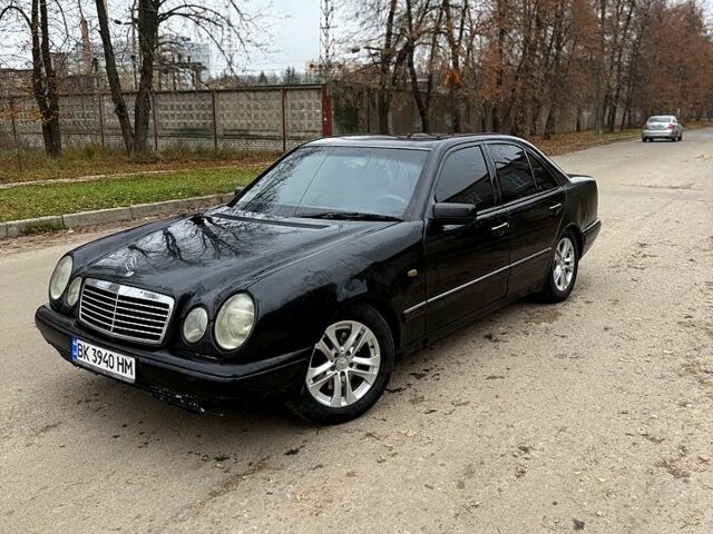 Черный Мерседес Е-Класс, объемом двигателя 3 л и пробегом 378 тыс. км за 2350 $, фото 1 на Automoto.ua