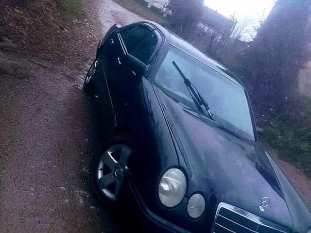 Чорний Мерседес Е-Клас, об'ємом двигуна 2 л та пробігом 300 тис. км за 2300 $, фото 1 на Automoto.ua