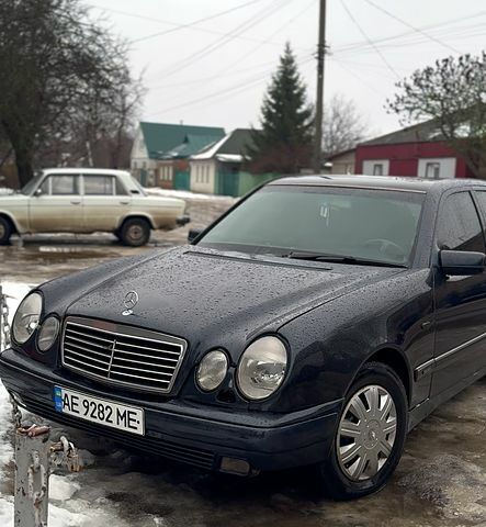 Черный Мерседес Е-Класс, объемом двигателя 2.3 л и пробегом 232 тыс. км за 1999 $, фото 1 на Automoto.ua