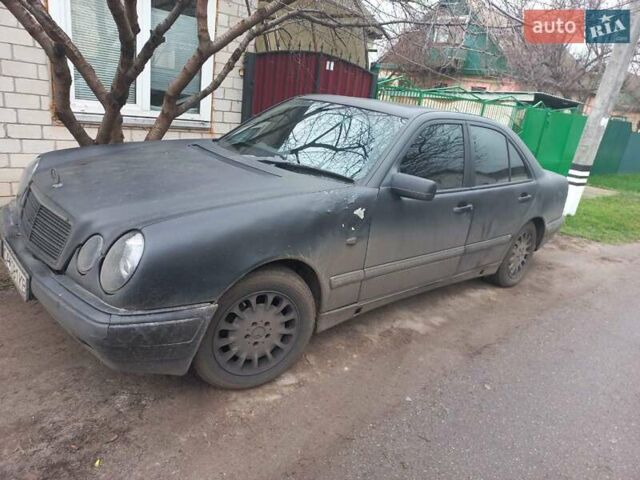 Черный Мерседес Е-Класс, объемом двигателя 2.4 л и пробегом 300 тыс. км за 2300 $, фото 1 на Automoto.ua