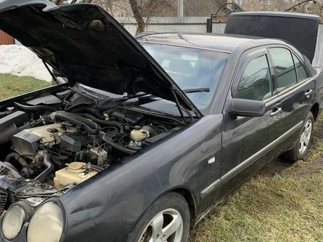 Чорний Мерседес Е-Клас, об'ємом двигуна 0 л та пробігом 300 тис. км за 2600 $, фото 1 на Automoto.ua