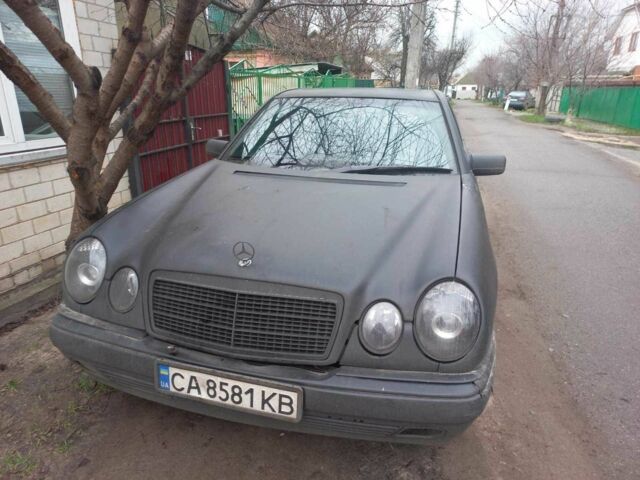 Черный Мерседес Е-Класс, объемом двигателя 2.4 л и пробегом 300 тыс. км за 2300 $, фото 1 на Automoto.ua