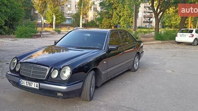 Чорний Мерседес Е-Клас, об'ємом двигуна 2 л та пробігом 312 тис. км за 4900 $, фото 1 на Automoto.ua