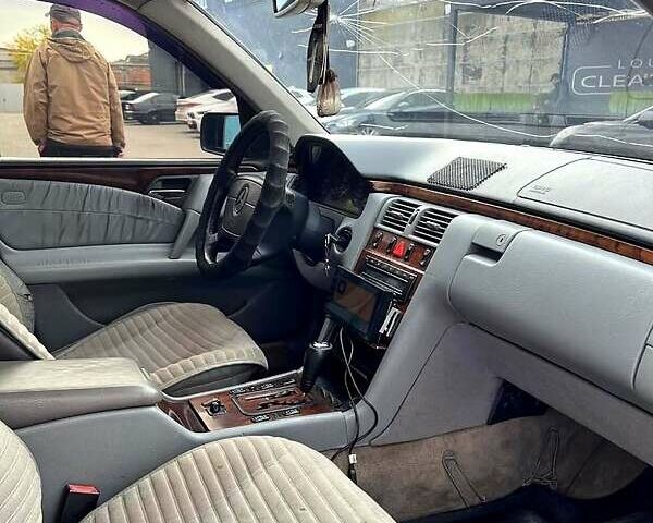 Чорний Мерседес Е-Клас, об'ємом двигуна 4.3 л та пробігом 326 тис. км за 4000 $, фото 1 на Automoto.ua