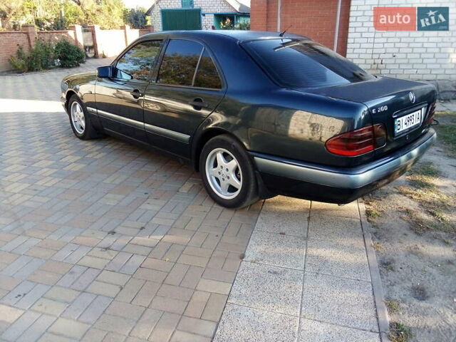 Черный Мерседес Е-Класс, объемом двигателя 2 л и пробегом 412 тыс. км за 4900 $, фото 1 на Automoto.ua