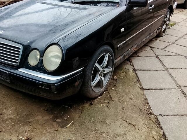 Черный Мерседес Е-Класс, объемом двигателя 2.8 л и пробегом 0 тыс. км за 1300 $, фото 1 на Automoto.ua