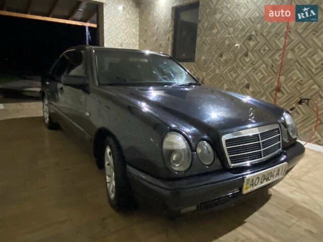 Чорний Мерседес Е-Клас, об'ємом двигуна 2 л та пробігом 290 тис. км за 3200 $, фото 1 на Automoto.ua