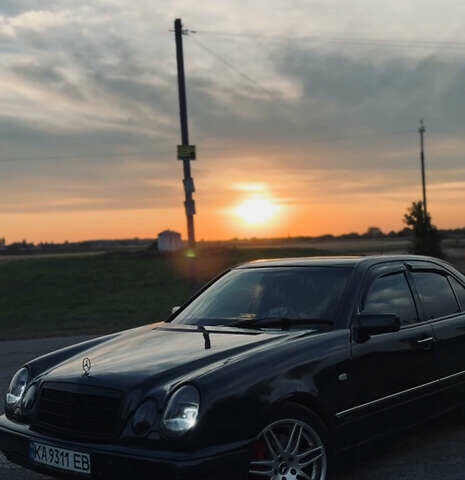 Мерседес Е-Класс 1999 в Киеве на Automoto.ua Черный Мерседес Е-Класс, объемом двигателя 4.3 л и пробегом 300 тыс. км за 3000 $, фото 1 на Automoto.ua