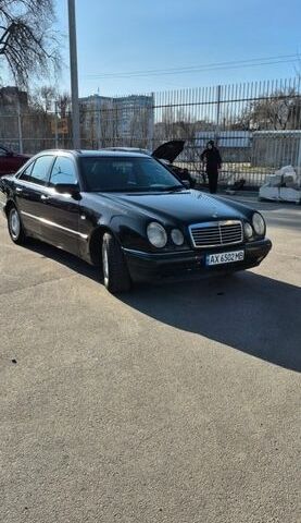 Черный Мерседес Е-Класс, объемом двигателя 2.4 л и пробегом 523 тыс. км за 3200 $, фото 1 на Automoto.ua