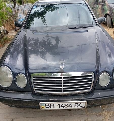 Черный Мерседес Е-Класс, объемом двигателя 2.9 л и пробегом 400 тыс. км за 2500 $, фото 1 на Automoto.ua