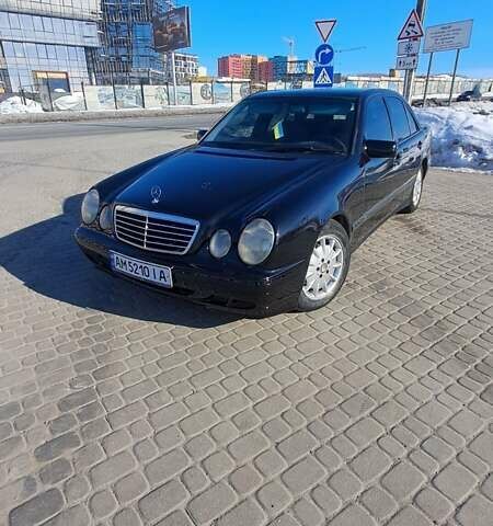 Черный Мерседес Е-Класс, объемом двигателя 2.4 л и пробегом 300 тыс. км за 2200 $, фото 1 на Automoto.ua