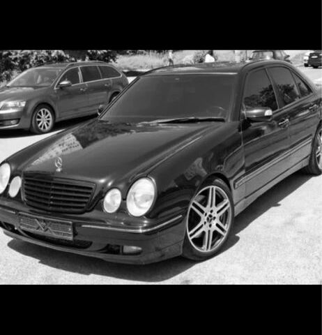 Черный Мерседес Е-Класс, объемом двигателя 4.3 л и пробегом 300 тыс. км за 6000 $, фото 1 на Automoto.ua