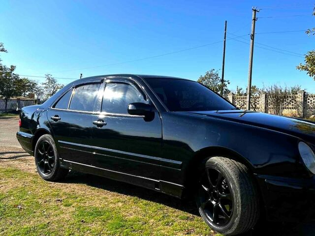 Черный Мерседес Е-Класс, объемом двигателя 2 л и пробегом 550 тыс. км за 4900 $, фото 1 на Automoto.ua