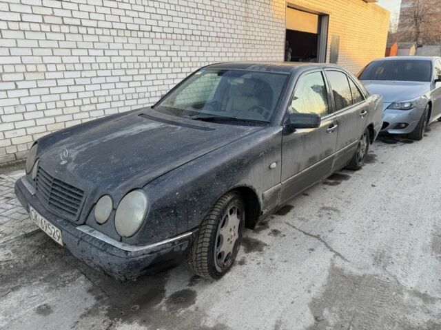 Черный Мерседес Е-Класс, объемом двигателя 0 л и пробегом 200 тыс. км за 1300 $, фото 1 на Automoto.ua