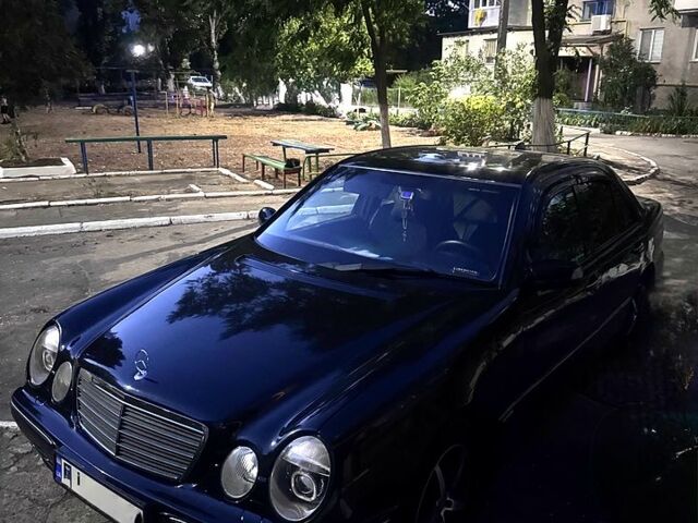 Черный Мерседес Е-Класс, объемом двигателя 3.2 л и пробегом 40 тыс. км за 5000 $, фото 1 на Automoto.ua
