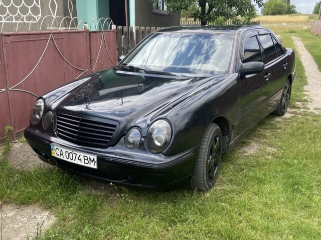 Чорний Мерседес Е-Клас, об'ємом двигуна 2 л та пробігом 542 тис. км за 3500 $, фото 1 на Automoto.ua