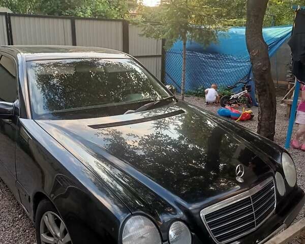 Черный Мерседес Е-Класс, объемом двигателя 2.15 л и пробегом 440 тыс. км за 4800 $, фото 1 на Automoto.ua