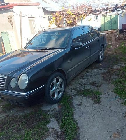 Чорний Мерседес Е-Клас, об'ємом двигуна 3.2 л та пробігом 0 тис. км за 4500 $, фото 1 на Automoto.ua
