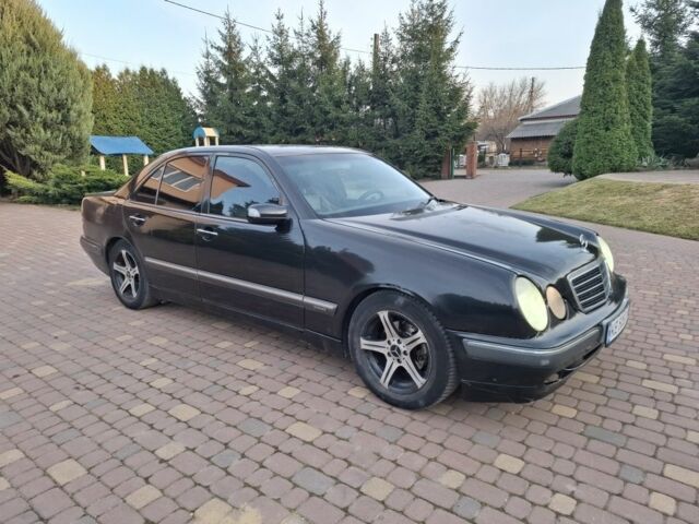 Черный Мерседес Е-Класс, объемом двигателя 2 л и пробегом 437 тыс. км за 2800 $, фото 1 на Automoto.ua