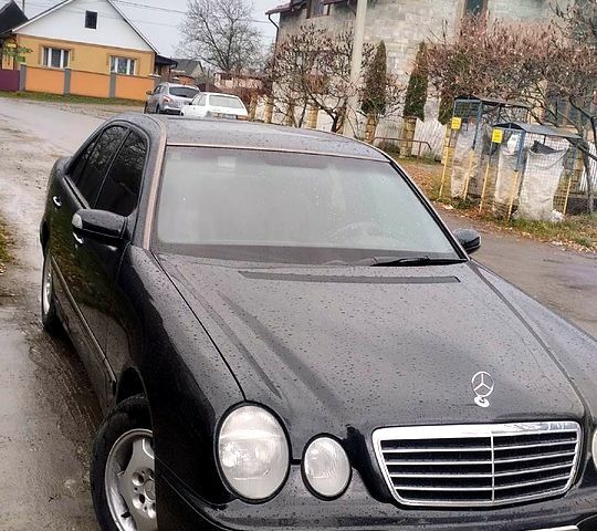 Черный Мерседес Е-Класс, объемом двигателя 2 л и пробегом 380 тыс. км за 3900 $, фото 1 на Automoto.ua