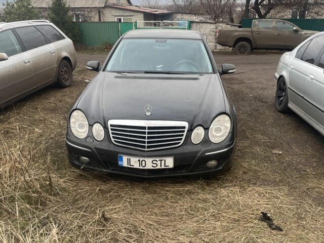 Черный Мерседес Е-Класс, объемом двигателя 3.2 л и пробегом 300 тыс. км за 5211 $, фото 1 на Automoto.ua