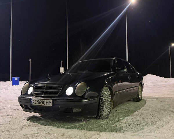 Черный Мерседес Е-Класс, объемом двигателя 3.2 л и пробегом 450 тыс. км за 5100 $, фото 1 на Automoto.ua