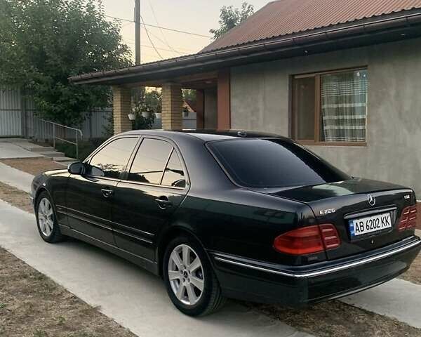 Черный Мерседес Е-Класс, объемом двигателя 2.2 л и пробегом 295 тыс. км за 5500 $, фото 1 на Automoto.ua