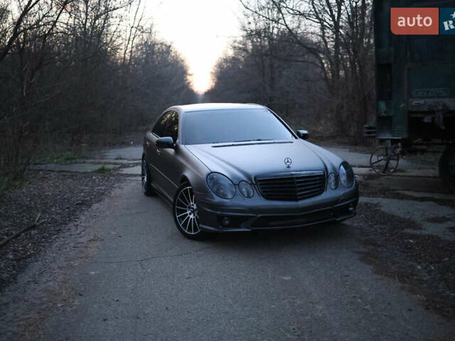 Чорний Мерседес Е-Клас, об'ємом двигуна 5 л та пробігом 320 тис. км за 12000 $, фото 1 на Automoto.ua