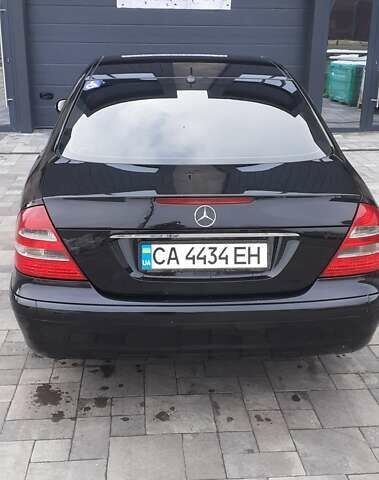 Черный Мерседес Е-Класс, объемом двигателя 3.2 л и пробегом 300 тыс. км за 6127 $, фото 1 на Automoto.ua