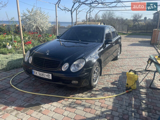 Черный Мерседес Е-Класс, объемом двигателя 2.2 л и пробегом 296 тыс. км за 6900 $, фото 1 на Automoto.ua