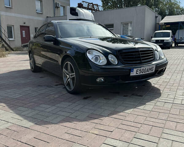 Черный Мерседес Е-Класс, объемом двигателя 4.97 л и пробегом 360 тыс. км за 8000 $, фото 1 на Automoto.ua