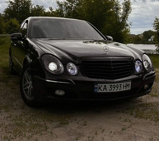 Черный Мерседес Е-Класс, объемом двигателя 1.8 л и пробегом 320 тыс. км за 8200 $, фото 1 на Automoto.ua
