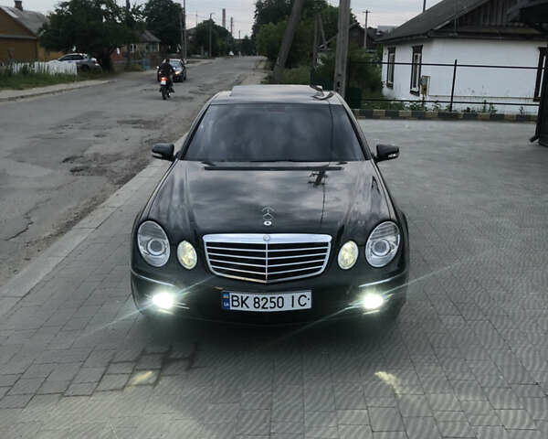 Чорний Мерседес Е-Клас, об'ємом двигуна 2.2 л та пробігом 308 тис. км за 8800 $, фото 1 на Automoto.ua