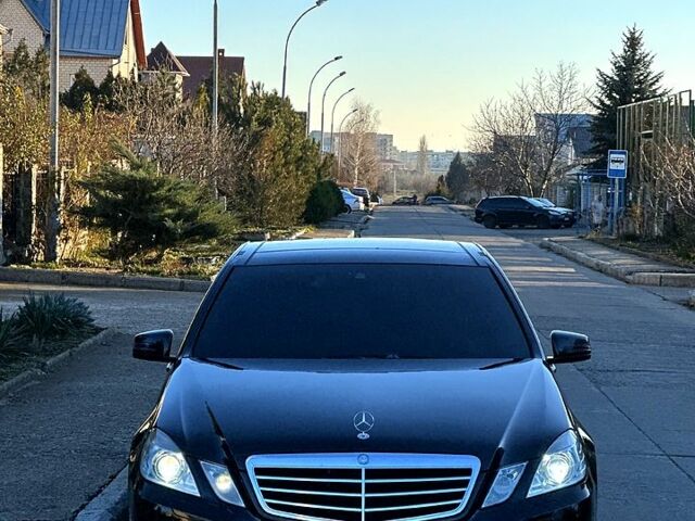 Черный Мерседес Е-Класс, объемом двигателя 2.1 л и пробегом 305 тыс. км за 12999 $, фото 1 на Automoto.ua