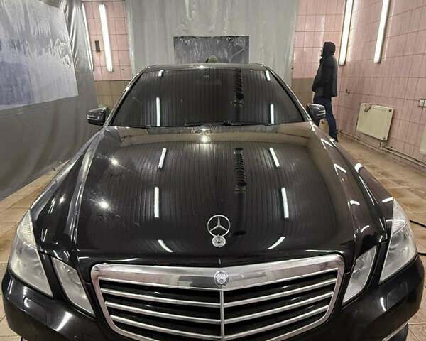 Черный Мерседес Е-Класс, объемом двигателя 2.2 л и пробегом 435 тыс. км за 12000 $, фото 1 на Automoto.ua