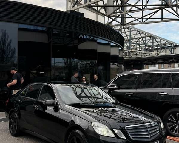 Черный Мерседес Е-Класс, объемом двигателя 1.8 л и пробегом 280 тыс. км за 9800 $, фото 1 на Automoto.ua