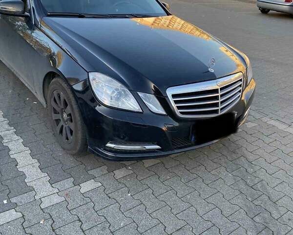 Черный Мерседес Е-Класс, объемом двигателя 1.8 л и пробегом 255 тыс. км за 14950 $, фото 1 на Automoto.ua