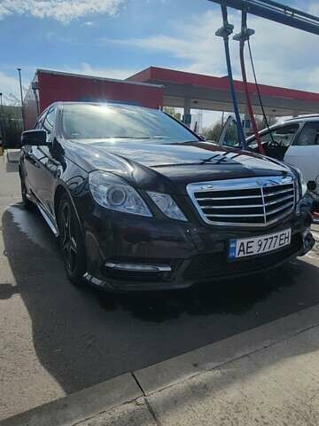 Черный Мерседес Е-Класс, объемом двигателя 2.1 л и пробегом 165 тыс. км за 17688 $, фото 1 на Automoto.ua