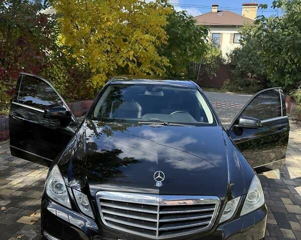 Черный Мерседес Е-Класс, объемом двигателя 2.2 л и пробегом 253 тыс. км за 18500 $, фото 1 на Automoto.ua