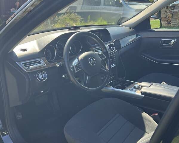 Черный Мерседес Е-Класс, объемом двигателя 2.1 л и пробегом 422 тыс. км за 15000 $, фото 1 на Automoto.ua