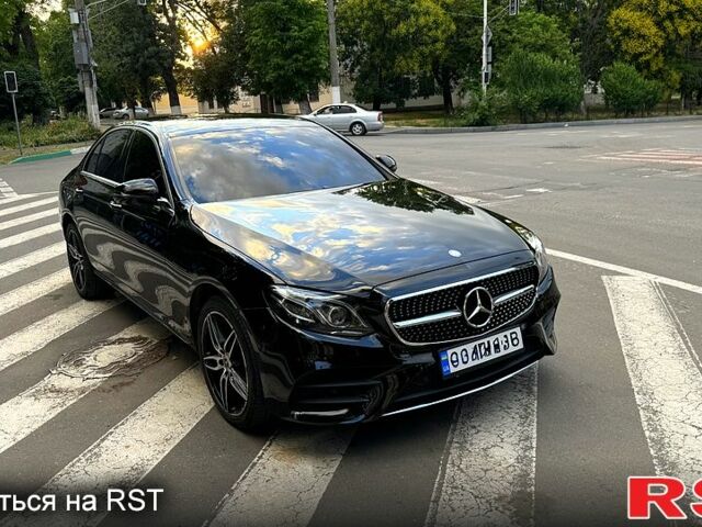 Черный Мерседес Е-Класс, объемом двигателя 2 л и пробегом 270 тыс. км за 26000 $, фото 1 на Automoto.ua