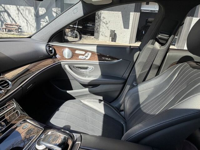 Черный Мерседес Е-Класс, объемом двигателя 2 л и пробегом 137 тыс. км за 29000 $, фото 1 на Automoto.ua