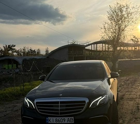 Чорний Мерседес Е-Клас, об'ємом двигуна 1.95 л та пробігом 265 тис. км за 24800 $, фото 1 на Automoto.ua