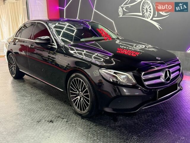 Черный Мерседес Е-Класс, объемом двигателя 2 л и пробегом 137 тыс. км за 29950 $, фото 1 на Automoto.ua