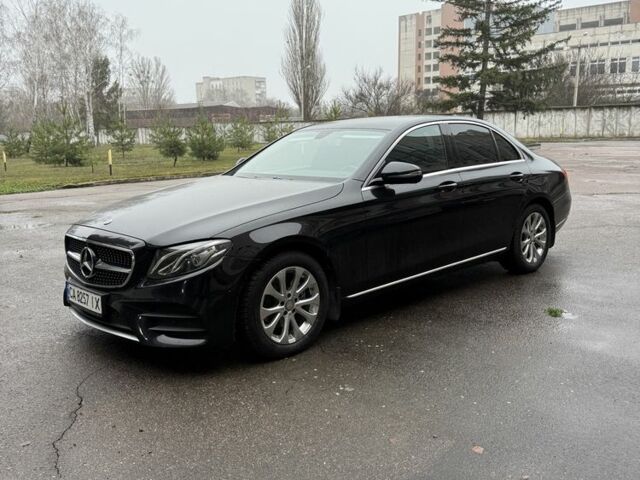 Черный Мерседес Е-Класс, объемом двигателя 2 л и пробегом 220 тыс. км за 18000 $, фото 1 на Automoto.ua