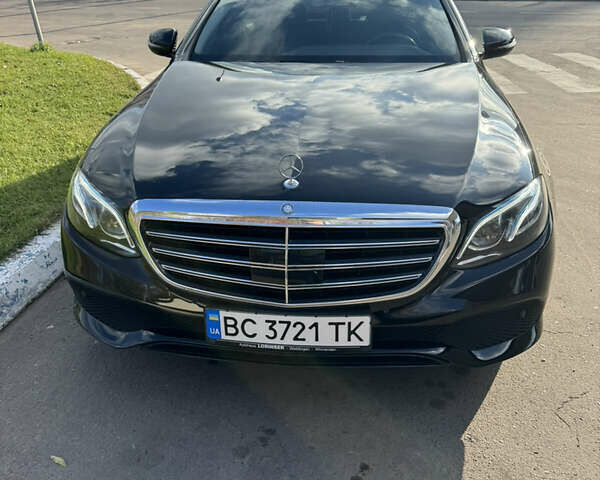 Чорний Мерседес Е-Клас, об'ємом двигуна 2 л та пробігом 216 тис. км за 27000 $, фото 1 на Automoto.ua